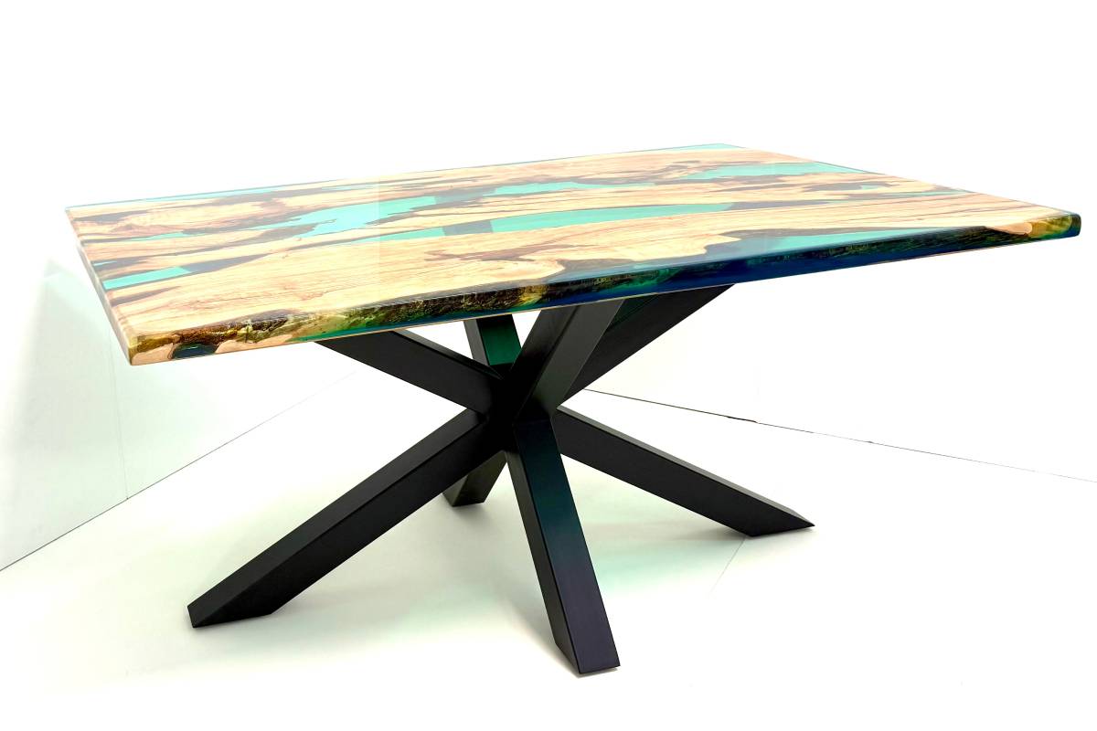 Tavolo con ulivo Salentino, colore verde smeraldo.