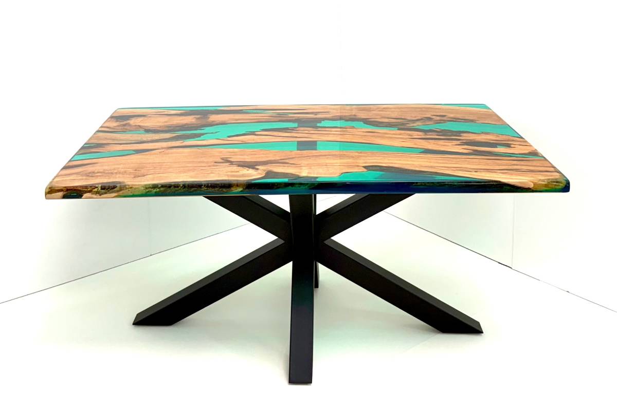 Tavolo con ulivo Salentino, colore verde smeraldo.